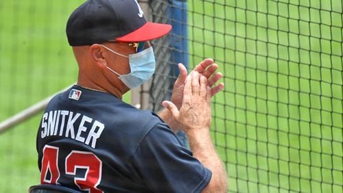 Braves manager Brian Snitker wore a mask during the scrimmage. (Hyosub Shin / Hyosub.Shin@ajc.com)