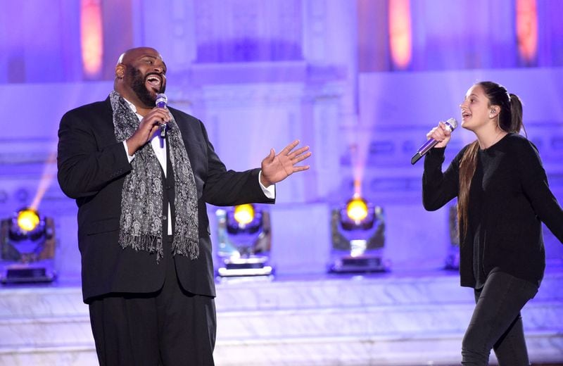 AMERICAN IDOL: Season 2 winner Ruben Studdard with contestant Avalon Young in the “Showcase #1: 1st 12 Performances” episode of AMERICAN IDOL airing Wednesday, Feb. 10 (8:00-9:01 PM ET/PT) on FOX. Cr: Michael Becker / FOX. © 2016 FOX Broadcasting Co.