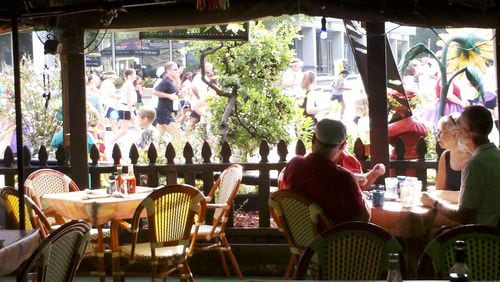 Fans gathered on the patio of R. Thomas Deluxe Grill for a viewing of the 2012 Peachtree Road Race.