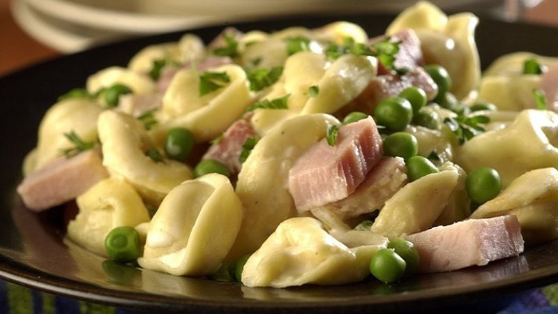  Cheese tortellini with ham and peas and cheese sauce. (James F. Quinn/Chicago Tribune/TNS)