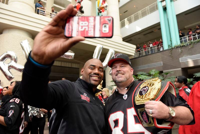 January 20, 2017, Atlanta - Former Falcons linebacker Chris Draft takes a selfie with a fan during a pep rally for the upcoming NFC Championship game against the Packers in Atlanta, Georgia, on Friday, January 20, 2017. (DAVID BARNES / DAVID.BARNES@AJC.COM)