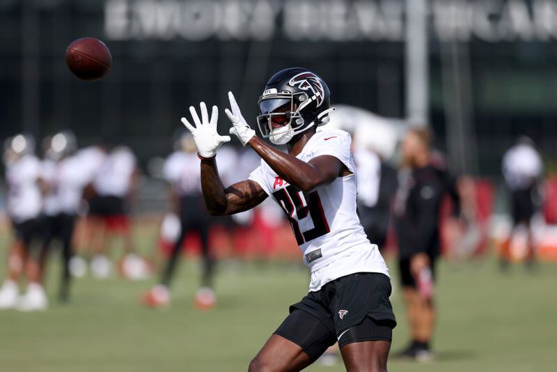 Falcons wide receiver Bryan Edwards catches a pass during the first day of training camp. (Jason Getz / Jason.Getz@ajc.com)