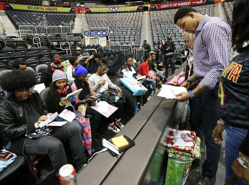 FILE PHOTO: Hawks guard Kent Bazemore and the ARMS Foundation hand out gifts and gift cards providing Christmas to 19 children after the basketball game against the Pistons on Wednesday, Dec. 23, 2015, in Atlanta. Curtis Compton / ccompton@ajc.com