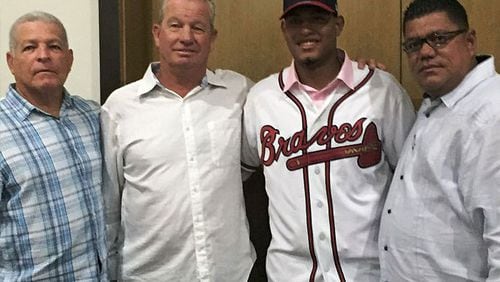 Gordon Blakeley (second from left) poses with Kevin Maitan and others after the Braves signed the Venezuelan teen in July 2016. (IVBP.com photo)