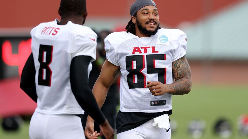 081022 Flowery Branch, Ga.: Atlanta Falcons tight end MyCole Pruitt (85) and tight end Kyle Pitts during training camp at the Falcons Practice Facility, Wednesday, August 10, 2022, in Flowery Branch, Ga. (Jason Getz / Jason.Getz@ajc.com)