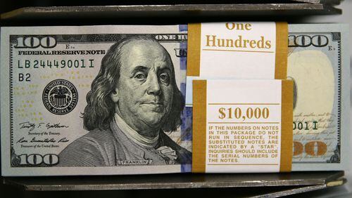 A man found $10,000 in a purse he found on a New York CIty subway platform.
