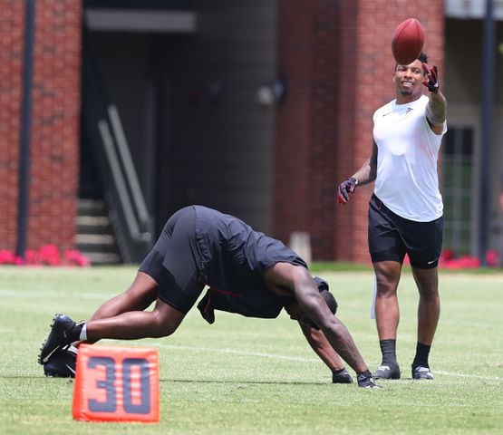 Photos: Devonta Freeman back on field for Falcons’ OTA workouts