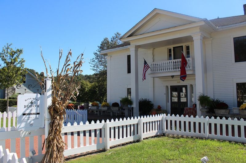 Enjoy a family-style meal at Miss Mary Bobo’s Boarding House Restaurant. Contributed by Tennessee Department of Tourist Development