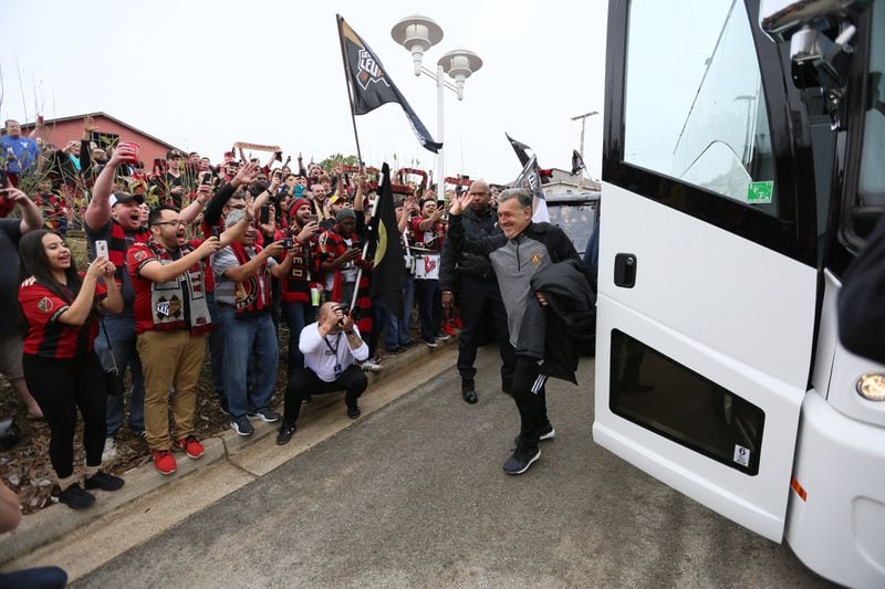 Fans from Terminus Club welcome Atlanta United in Chattanooga. Tata Martino was the first out of the bus. Miguel Martinez / Mundo Hispanico
