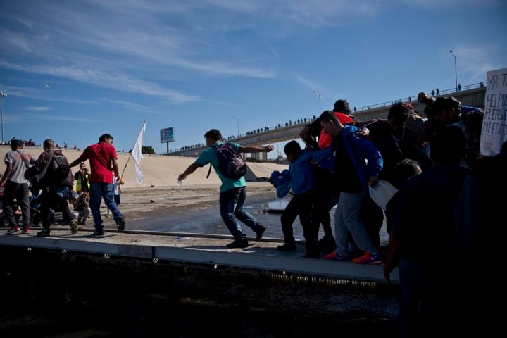 Migrants, authorities clash on US-Mexico border