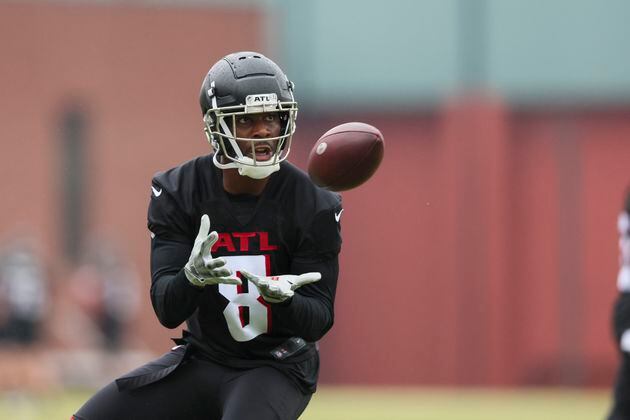 Atlanta Falcons tight end Kyle Pitts (8) makes a catch during minicamp at the Atlanta Falcons Training Camp, Tuesday, May 14, 2024, in Flowery Branch, Ga. (Jason Getz / AJC)
