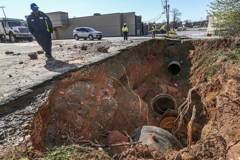 Buford Highway was flooded just north of I-285 in DeKalb County due to a water main break on Wednesday, March 7, 2018. The break is impacted services across DeKalb, which was put under a boil water advisory that remained in place Thursday. JOHN SPINK/JSPINK@AJC.COM