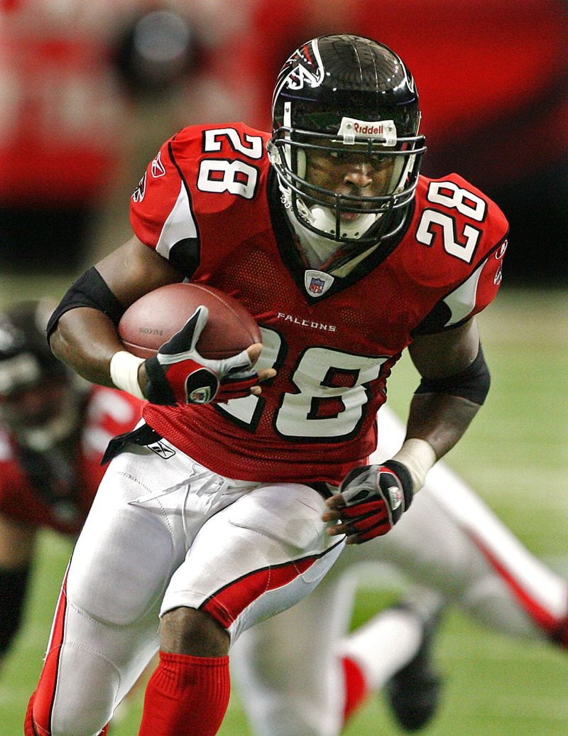 Falcons running back Warrick Dunn gains ground against the 49ers on Nov. 4, 2007. CURTIS COMPTON / Staff