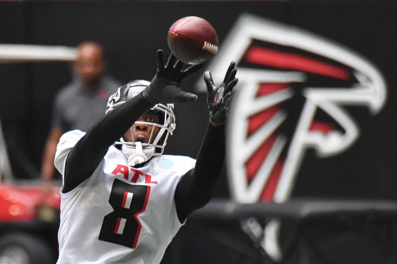 Falcons rookie tight end Kyle Pitts (8) makes a catch during the open practice Saturday, Aug. 7, 2021, at the Mercedes-Benz Stadium in Atlanta. (Hyosub Shin / Hyosub.Shin@ajc.com)