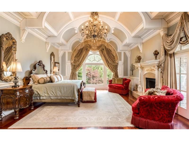 Comedian Ron White is selling his Gwinnett County home in the River Club, an exclusive Suwanee golf community.