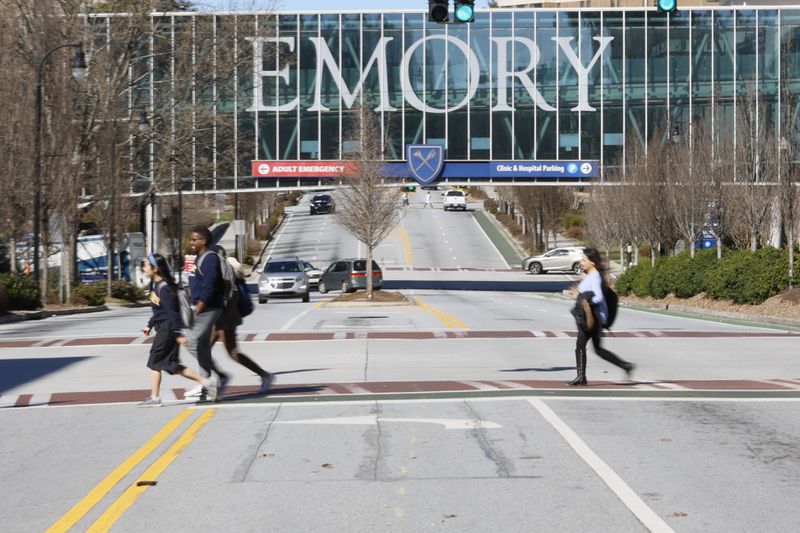 Emory University students cross Clifton Rd on Monday, Feb 13, 2023. Miguel Martinez / miguel.martinezjimenez@ajc.com