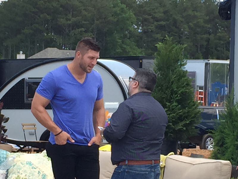 Tim Tebow talking to another journalist. CREDIT: Rodney Ho/rho@ajc.com