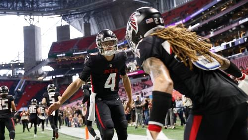 Falcons quarterback Desmond Ridder (4) greets his teammates as they walk into the field for warm-ups before the game against the Arizona Cardinals.
 Miguel Martinez / miguel.martinezjimenez@ajc.com