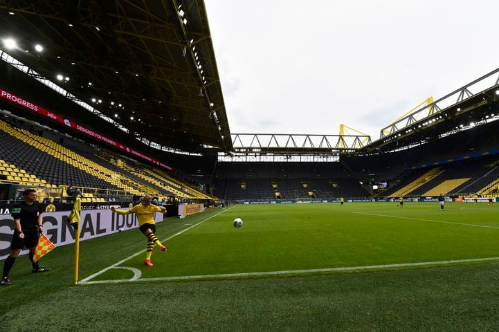 Photos: Soccer returns without fans in Germany