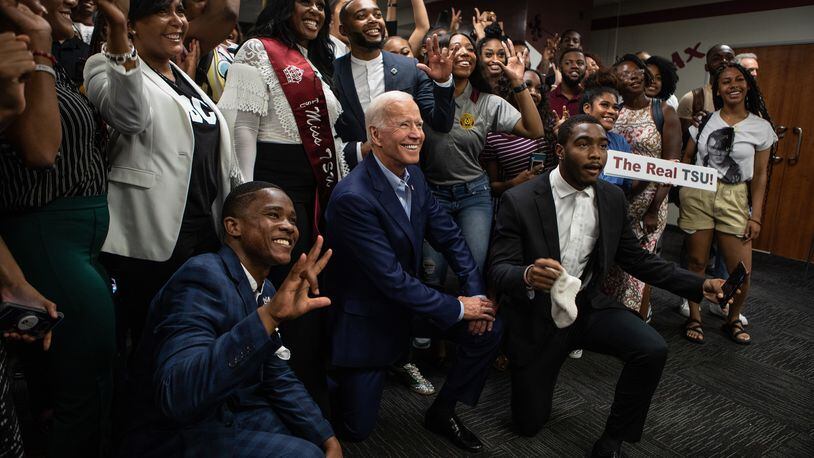Former Vice President Joe Biden and Atlanta Mayor Keisha Lance Bottoms pose for a photo with students at Texas Southern University on Friday, Sept. 13, 2019. (Michael Starghill Jr./The New York Times)