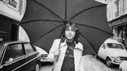 David Cassidy walking down a road in London in 1974. (Photo by Ellidge/Express/Getty Images)
