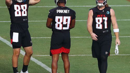 081920 Flowery Branch: Atlanta Falcons tight ends Luke Stocker (from left), Jared Pinkney, and Hayden Hurst take the field for training camp on Wednesday, August 19, 2020 in Flowery Branch.    Curtis Compton ccompton@ajc.com