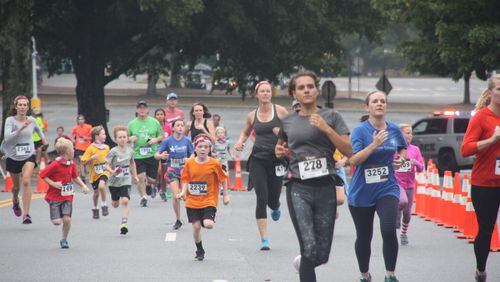 Police will close lanes Saturday morning, Oct. 16 in Sandy Springs and Dunwoody to accommodate over 2,000 runners participating in the 2021 Dyslexia Dash 5K run/walk.  (Photo by Karen Huppertz for the AJC)