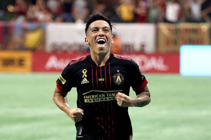 Atlanta United midfielder Ezequiel Barco (8) reacts after scoring a goal off of a free kick during the first half against D.C. United at Mercedes-Benz Stadium Saturday, September 18, 2021 in Atlanta, Ga.. JASON GETZ FOR THE ATLANTA JOURNAL-CONSTITUTION