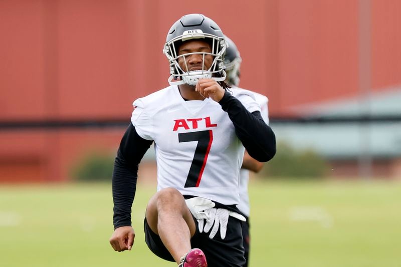 Falcons running back Bijan Robinson (7) warmd up during a minicamp at the Atlanta Falcons Training Camp on Wednesday, June 14, 2023, in Flowery Branch, Ga.
 Miguel Martinez / miguel.martinezjimenez@ajc.com