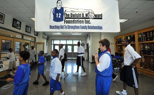 Dwight Howard hosts basketball camp